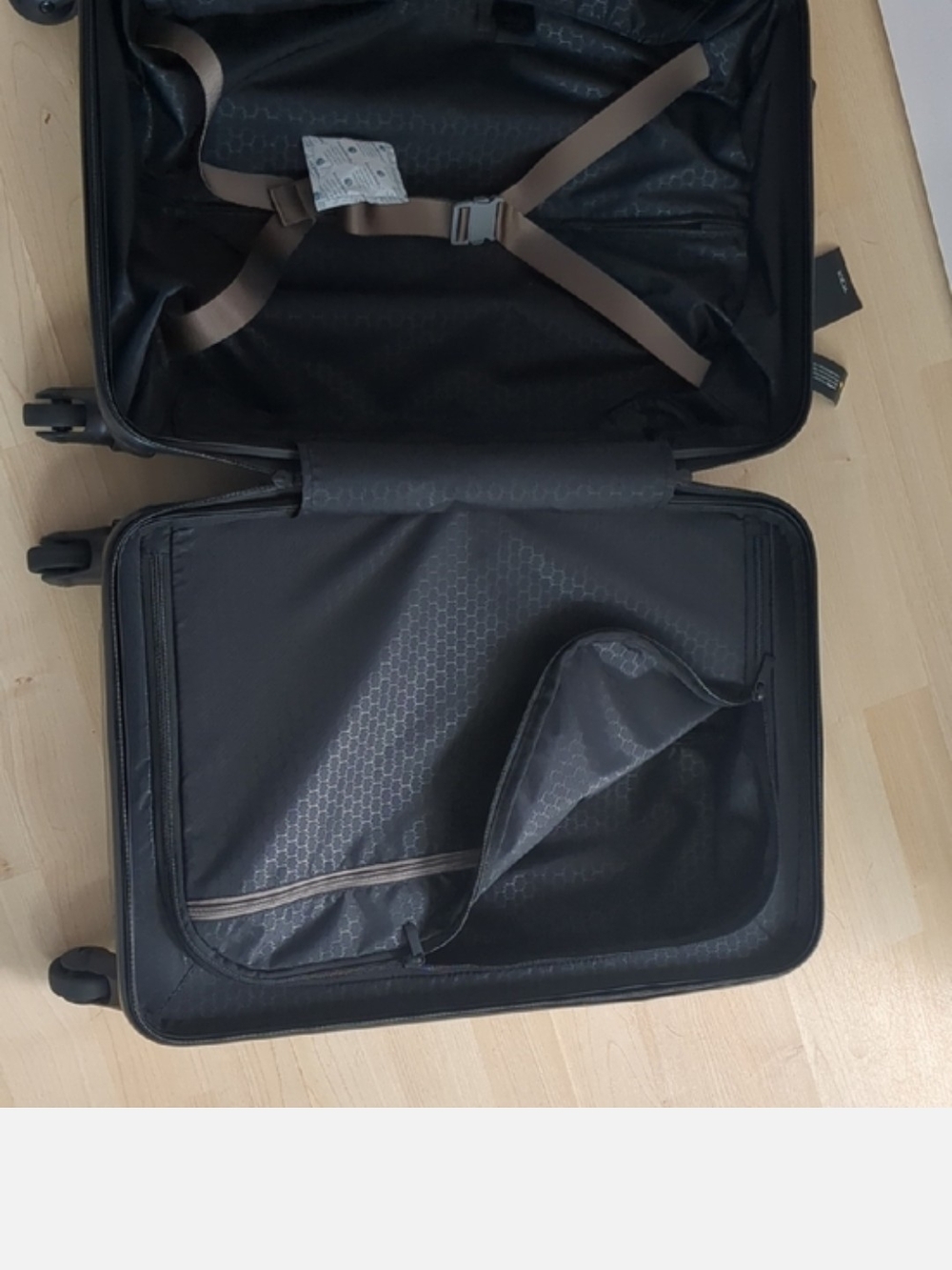 TUMI Hardshell 22" Carry-On Roller in Metallic Tan-Beige. - Picture 9 of 10